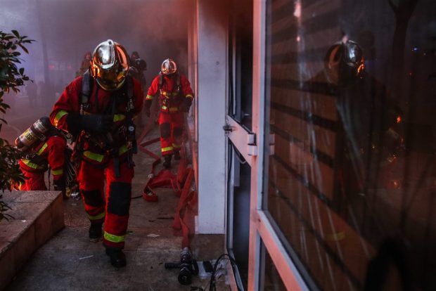 Zece oameni, între care cinci copii, au murit într-un incendiu izbucnit într-un bloc cu 7 etaje din Lyon