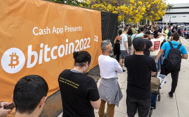 Bitcoin a scăzut cu peste 60 % în 2022. Expert financiar: „Criptomonedele sunt doar o manie speculativă şi industria este plină de escroci”