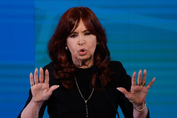 Cristina Fernandez, vicepreședintele Argentinei, a fost condamnată la șase ani de închisoare pentru o fraudă de un miliard de dolari