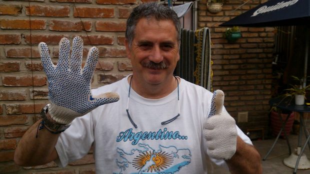 Un fost militar a fost găsit mort legat de pat, după ce s-a întâlnit cu trei femei pe care le cunoscuse pe Tinder, în Argentina