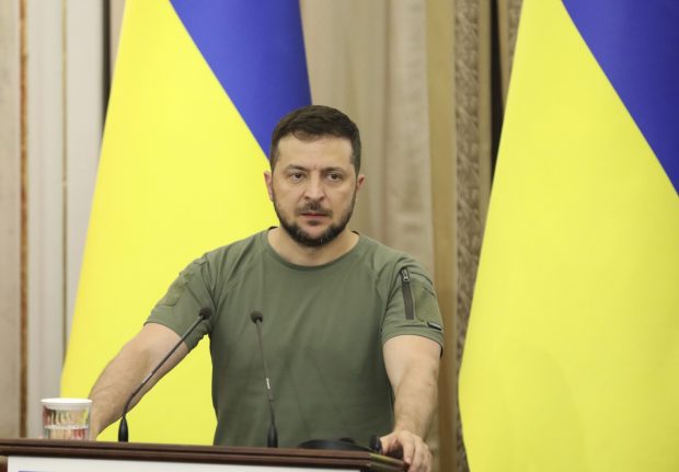 Mitropolitul Cernăuțiului și Bucovinei, acuzat că este un agent al Moscovei,  a comparat în predică perchezițiile din Ucraina cu cele din Coreea de Nord. Ce vor face credincioșii români?