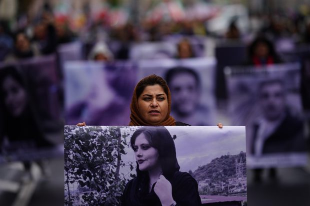 După două luni de proteste, Iranul anunță că desființează poliția moravurilor, instituție care veghea ca femeile să poarte hijab