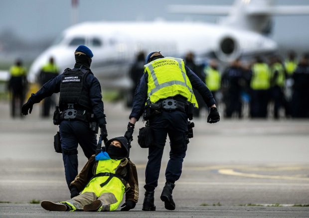 Munchen interzice protestele perturbatoare împotriva schimbărilor climatice, după ce activiștii s-au lipit de pistele aeroportului