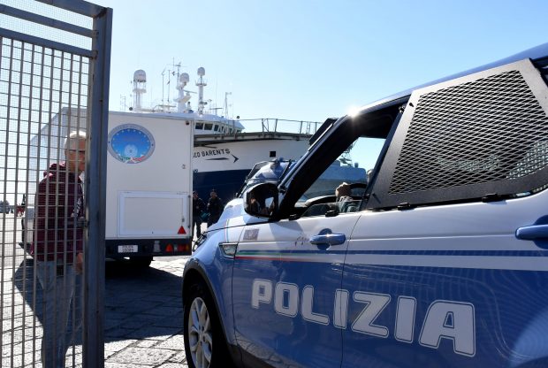 Un român din Italia îmbrăcat în preot a fost arestat după ce a furat din cutia milei și s-a baricadat într-o biserică din Crotone