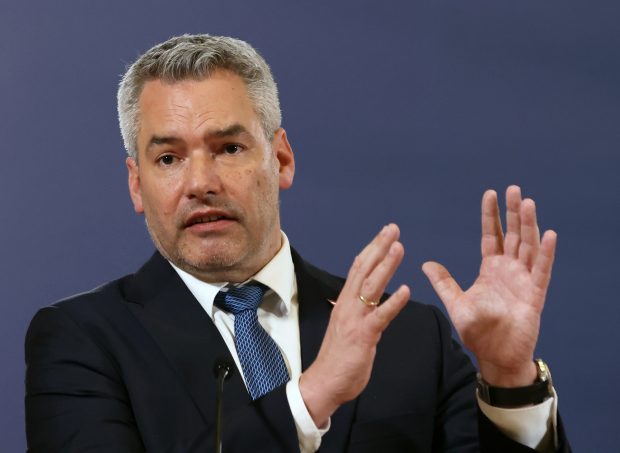 Cancelarul austriac Karl Nehammer, ironizat de români la tăierea porcului. „Să fiți sănătos!”