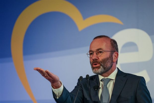 Mabfred Weber, liderul PPE, îi ia apărarea lui Nehammer: „Situaţia pentru Austria din cauza afluxului necontrolat de imigranţi este inacceptabilă”