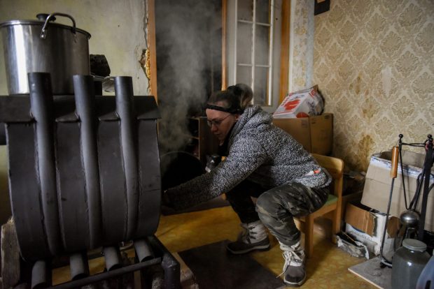 EXCLUSIV. Poveștile ucrainenilor ne amintesc de anii ’80 în România: „Când e foarte frig, dorm cu fes și mănuși”