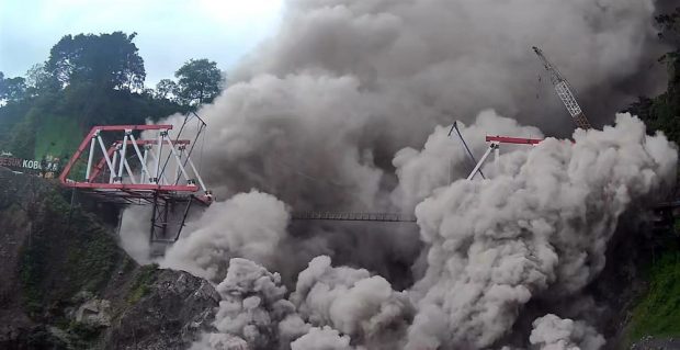 Vulcanul Semeru din Indonezia a erupt. Sute de localnici, evacuați din calea norilor imenși de fum și cenușă