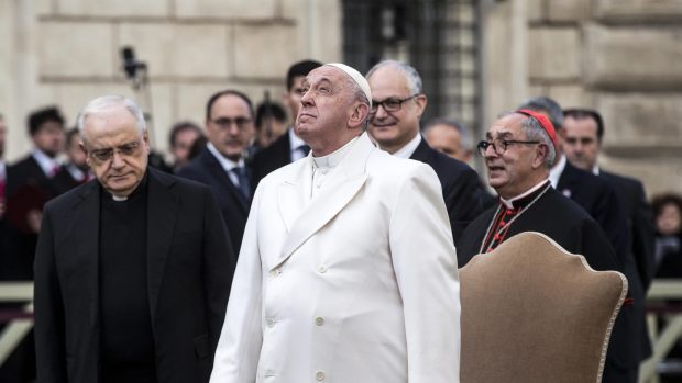 Papa Francisc a izbucnit în lacrimi când a evocat suferinţa ucrainenilor, în timpul rugăciunii din centrul Romei – VIDEO