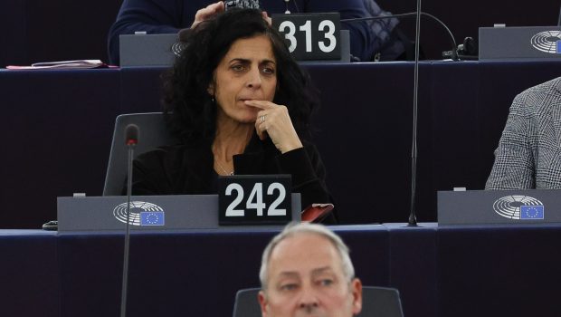 Mai mulți eurodeputați socialiști, forțați să demisioneze, pe fondul acuzațiilor de corupție din Parlamentul European