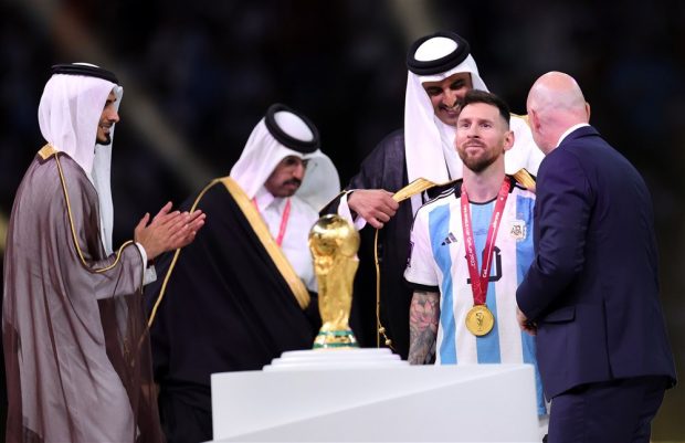 Un avocat din Oman vrea că cumpere mantia îmbrăcată de Lionel Messi după ce a primit trofeul Cupei Mondiale. Suma uriașă oferită