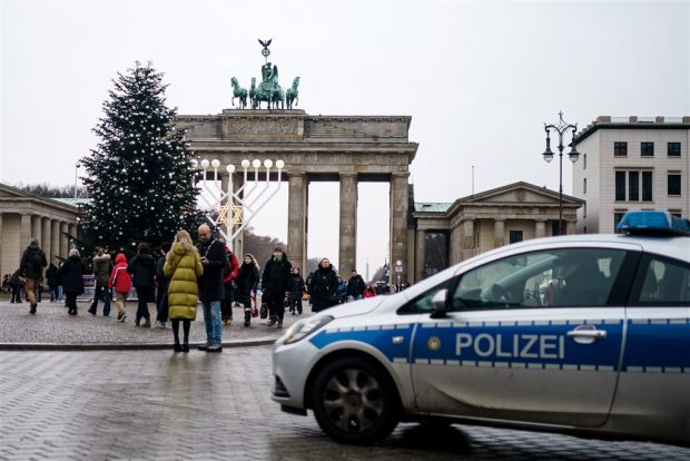 Bradul de Crăciun din faţa Porţii Brandenburg de la Berlin, iluminat din nou, după ce activiștii de mediu i-au tăiat vârful