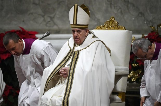 Papa Francisc denunță consumerismul și conflictele armate în mesajul din Ajunul Crăciunului: „Amintiți-vă de cei obosiți de război și de cei săraci”