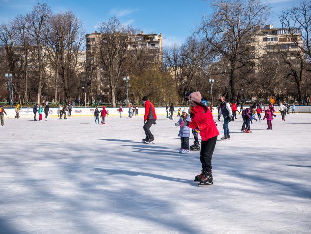 Controale ale autorităților la patinoarele din București. Patinoarul din parcul IOR a fost închis temporar