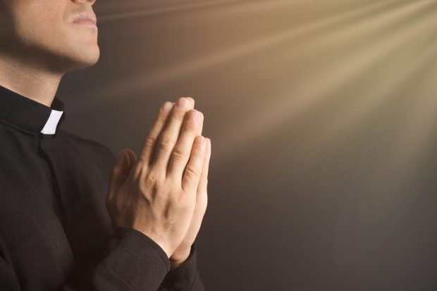 Confesiunea unui fost preot catolic care a părăsit Biserica din cauza interdicției de a se căsători: Unii preoți trăiesc ascunși, iar partenerele lor sunt oficial menajere