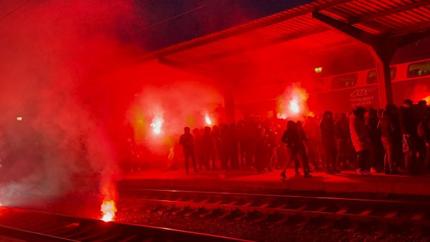 Ultrașii Petrolului au dat cu fumigene în Gara de Nord, înainte de meciul cu Rapid. Peste 1.000 de suporteri au ajuns în Capitală