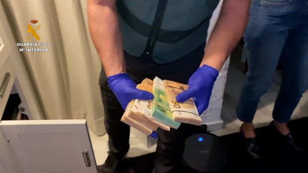 Grupare de traficanți de droguri din Spania, destructurată. S-au folosit de un fals convoi umanitar către Ucraina pentru a trimite drogurile în Europa
