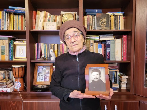 S-a dus să scoată din foc cărțile Bibliotecii Universitare și a fost împușcat în inimă. 33 de ani de când o mamă din Bacău își plânge copilul mort la Revoluție