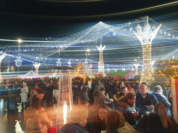 REPORTAJ. Craiova rivalizează cu Viena și cu Budapesta la Târgul de Crăciun: vin fiert mai ieftin, porții-gigant, la preț de Occident
