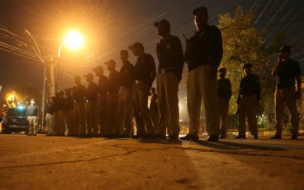 Deținuții talibani dintr-o închisoare din Pakistan au reușit să-i copleșească pe paznici și să ia ostatici