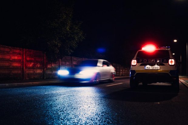 Un tânăr din Vâlcea cu permisul de conducere anulat a furat o mașină dintr-o parcare, apoi a fost prins drogat la volan