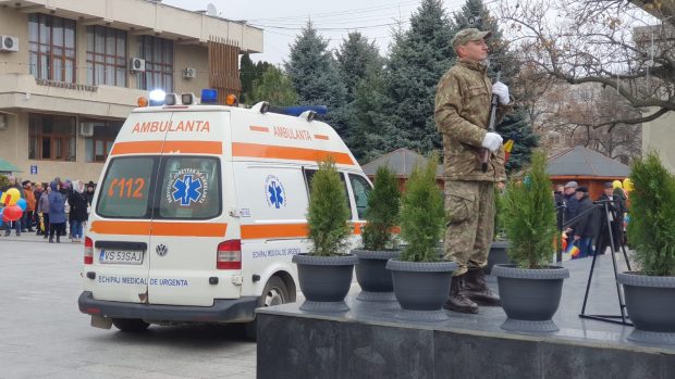 Incident la parada de 1 Decembrie din Vaslui. Doi militari au ajuns la spital după ce li s-a făcut rău