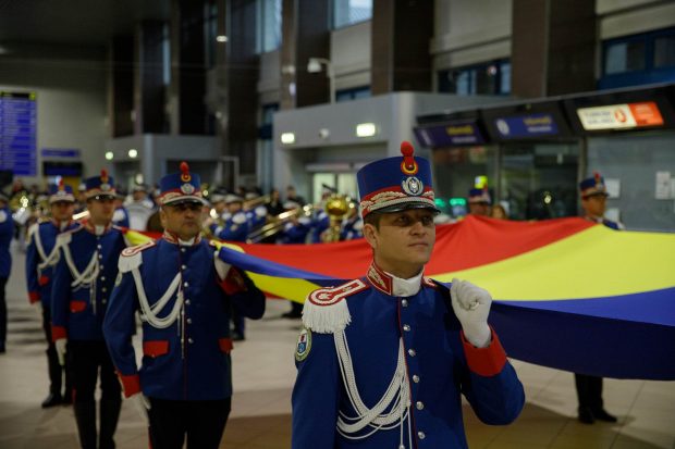 Flashmob pe Aeroportul Otopeni, de 1 Decembrie: defilări ale Jandarmerie Română pe melodii folclorice intrepretate de fanfară. VIDEO