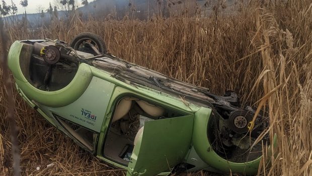 O mașină implicată într-un accident lângă Onești a fost prădată de hoți. I-au furat roțile