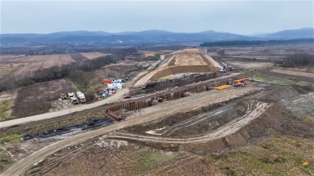 Filmare din dronă cu lucrările la autostrada Sibiu- Pitești: „Un an mediocru pe acest șantier”