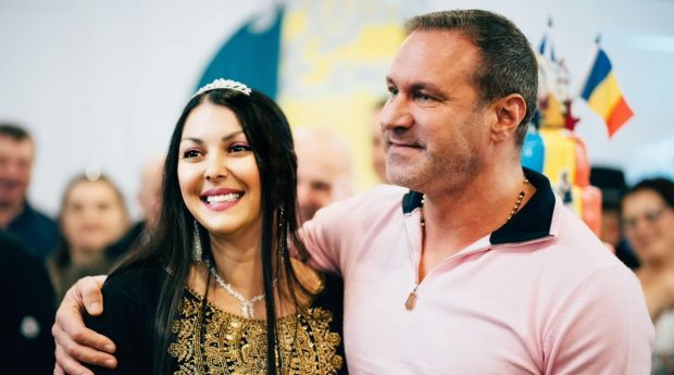 Alin Oprea și Medana s-au căsătorit civil. Ce ținută a purtat soția artistului. „Le-am achizițonat din Paris și s-au potrivit foarte bine”