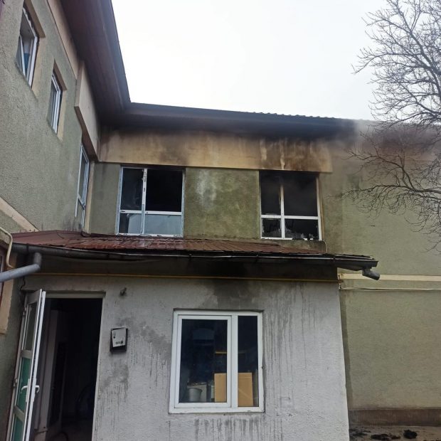 Incendiu la un adăpost social din Huși. Două persoane au fost transportate la spital cu arsuri