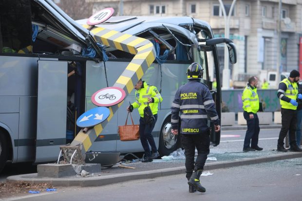 Ce spun doi experți despre accidentul cu zeci de turiști din Pasajul Unirii: Astfel de limitatoare de înălțime sunt uzuale în România. Posibil ca șoferul să fi mers o aplicație GPS și să nu fi respectat limita de înălțime￼