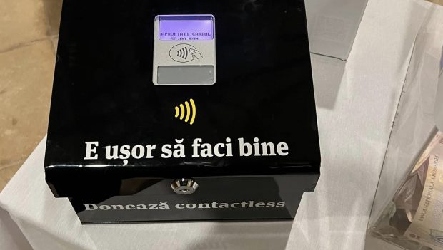 „Donează contactless”. Cutia milei, sub formă de terminal POS, la o biserică din Cluj-Napoca
