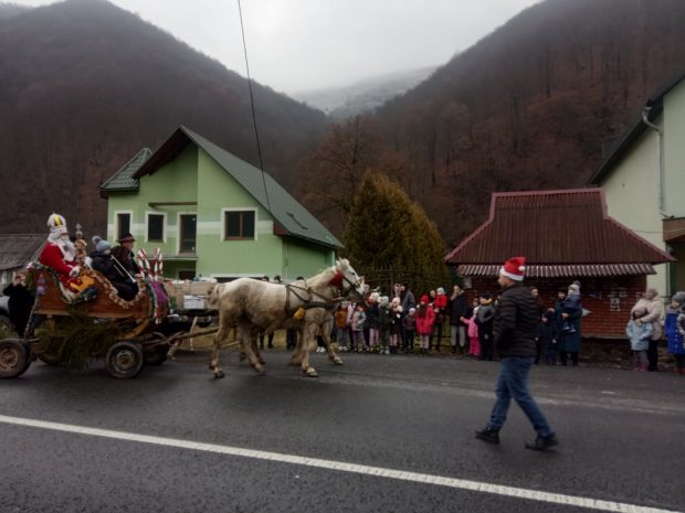 Războiul n-a oprit sărbătorile în Ucraina: Moșul a apărut în caleașcă și-n 2022. Care a fost dorința comună a copiilor și adulților
