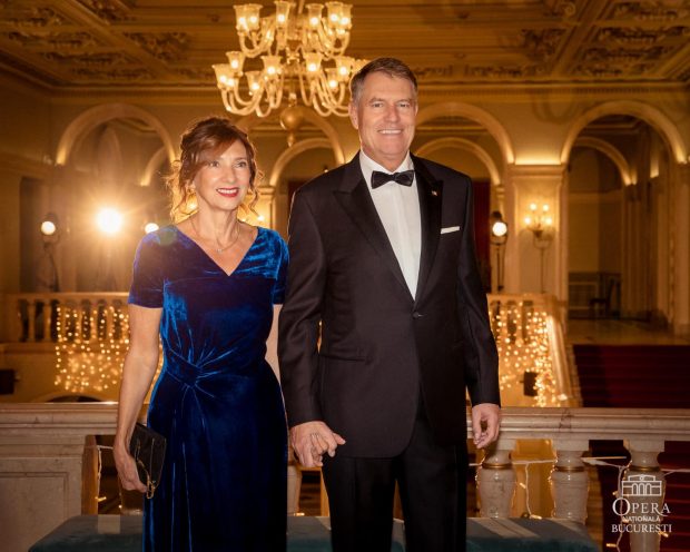 Klaus și Carmen Iohannis, invitați de onoare la Opera Națională. Președintele și soția sa au urmărit spectacolul „Traviata”