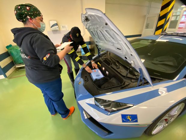 Doi rinichi, transportați cu un Lamborghini Huracan, în Italia. Polițiștii au traversat țara pentru ca organele donate să ajungă la pacienți