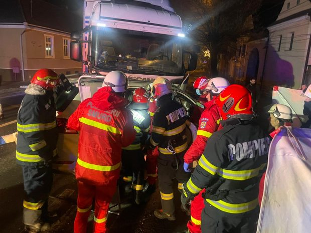 Doi morți și doi răniți într-un accident care a avut loc în Brașov. Ciocnire violentă într-o mașină și un TIR