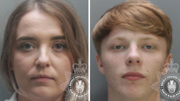 O femeie-gardian s-a îndrăgostit de un traficant de droguri, căruia i-a dat un telefon pe care îi trimitea videoclipuri cu ea în ipostaze intime, în Marea Britanie