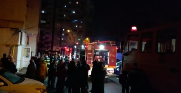 60 de oameni au fost evacuați dintr-un bloc, după ce un apartament a luat foc, la Galați. Proprietarul a uitat în priză instalația de luminițe a bradului