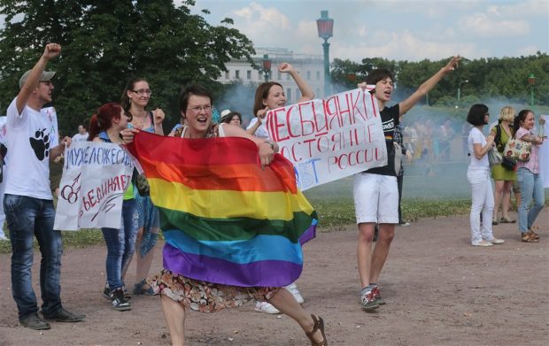 Vladimir Putin a promulgat legea împotriva „propagandei gay”, care restrânge drastic drepturile minorităților sexuale din Rusia