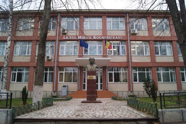 Sute de elevi au fost evacuați dintr-un liceu din Vaslui în timpul simulării Bacalaureatului, în urma unei alerte cu bombă