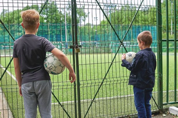 Camera Deputaţilor a adoptat proiectul legislativ prin care oamenii pot avea acces în bazele sportive ale instituţiilor de învăţământ, în afara orarului şcolar