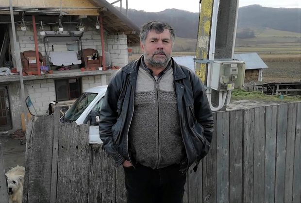 REPORTAJ. Cum s-a trezit un gospodar din judeţul Bacău cu trei ruşi în curtea casei: „Am scris cu dalta pe cruce Eroi Necunoscuţi”