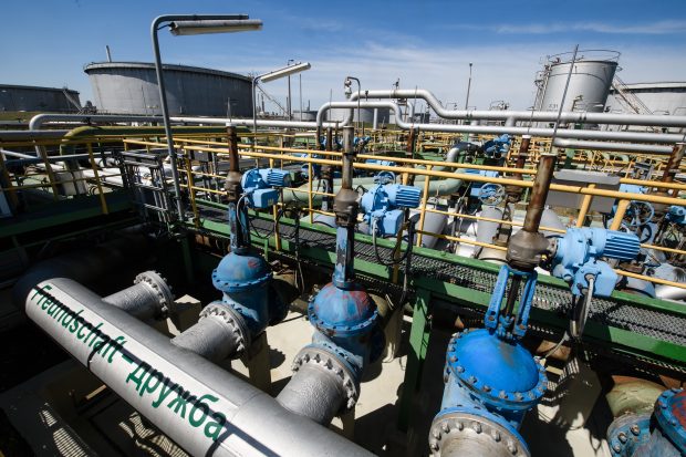 Rusia nu va accepta plafonarea preţului petrolului, anunță Kremlinul