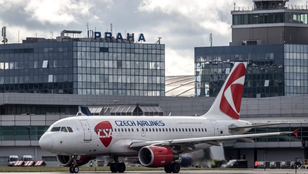 O cursă de la Birmingham spre Bucureștia aterizat de urgență la Praga, după ce o femeie a născut în avion