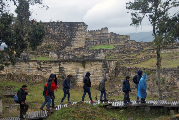 Sute de turiști străini au rămas blocați la Machu Picchu, din cauza protestelor din Peru. „Este o problemă”