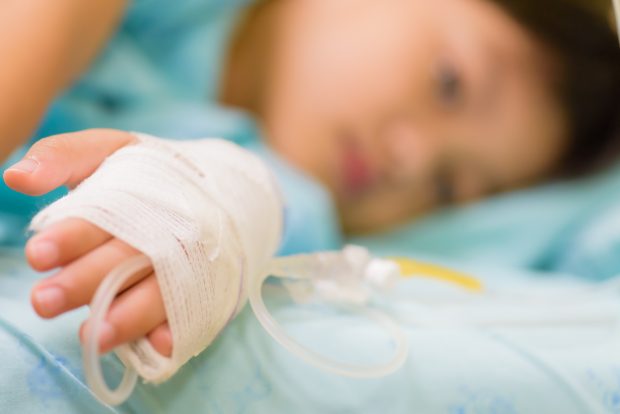 Tratament revoluționar în lupta împotriva cancerului: medicii britanici au vindecat o fetiță de 13 ani bolnavă de leucemie