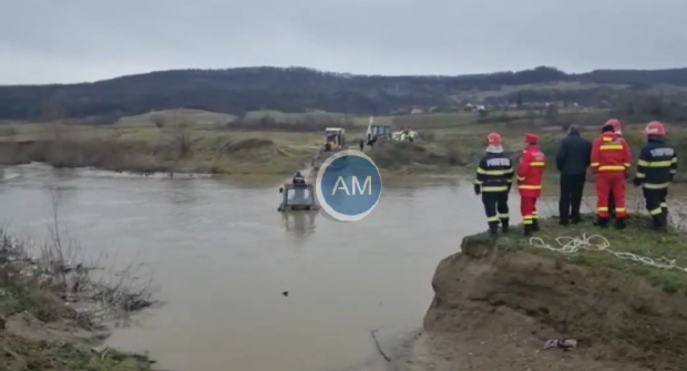 Un bărbat din Mehedinți a rămas blocat cu tractorul în râu. El a fost salvat de pompieri  | VIDEO