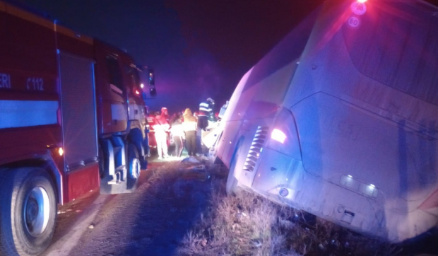 Un om a murit și șapte persoane au fost rănite, după o coliziune între un autoturism și un autocar, la Bohotin, în județul Iași