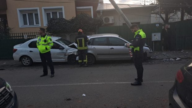 Trei polițiști au fost răniți într-un accident produs în Sectorul 1 din București. Autospeciala, proiectată într-o mașină parcată